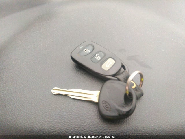 2007 KIA RONDO LX VIN: KNAFG526677112014