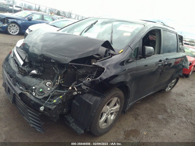 Toyota SIENNA LE 2018 5TDKZ3DC9JS929431 Image 2