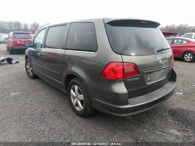 Volkswagen Routan 2010 2V4RW3D10AR294930 Image 3