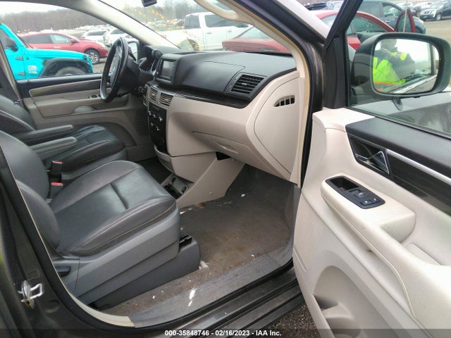 Volkswagen Routan 2010 2V4RW3D10AR294930 Image 5