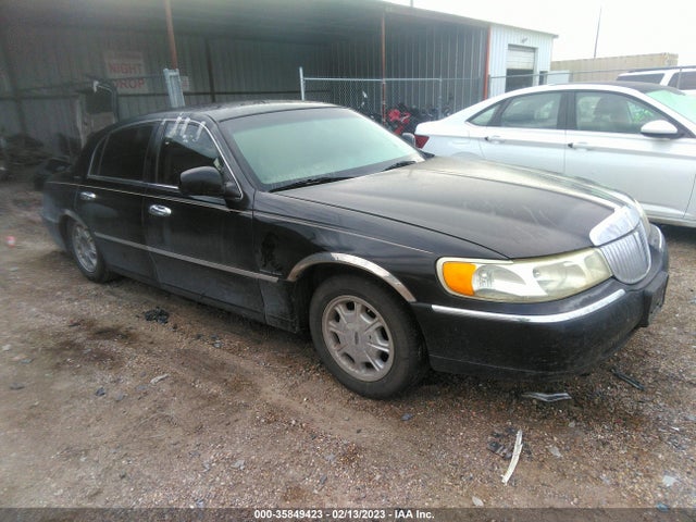 Lincoln Town Car Signature 2001 1LNHM82W01Y728293 главное изображение