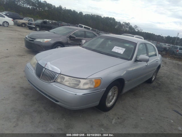 Lincoln Town Car 1999 1LNHM81W2XY669760 Image 2
