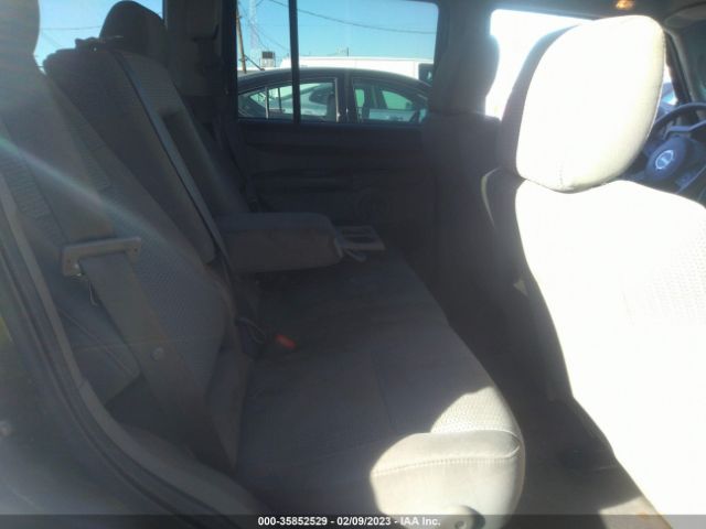 1J8HG48K27C598427 Jeep Commander Sport