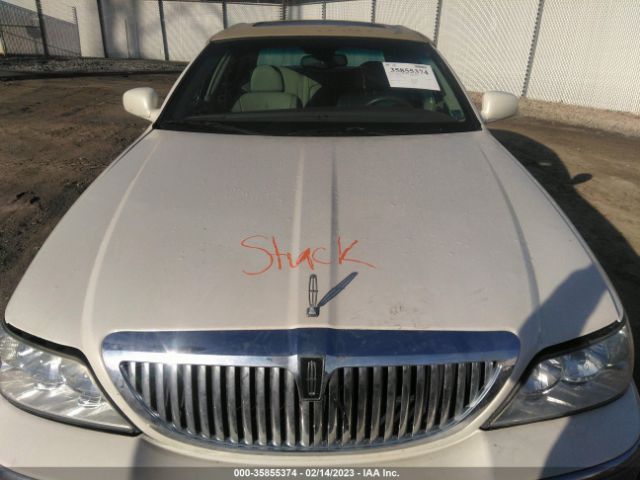 1LNHM82W45Y656665 Lincoln Town Car Signature Limited