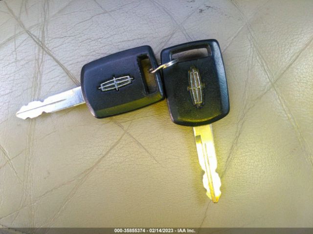 1LNHM82W45Y656665 Lincoln Town Car Signature Limited