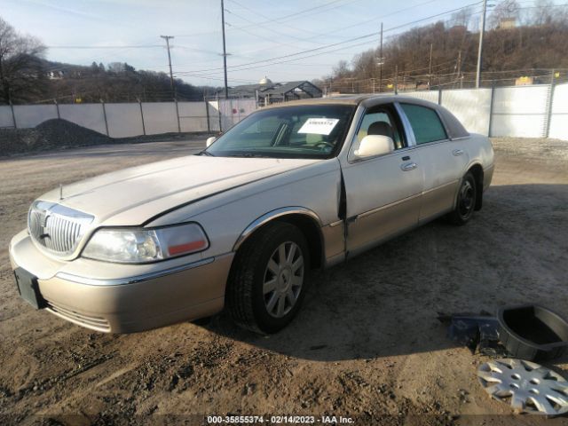 1LNHM82W45Y656665 Lincoln Town Car Signature Limited