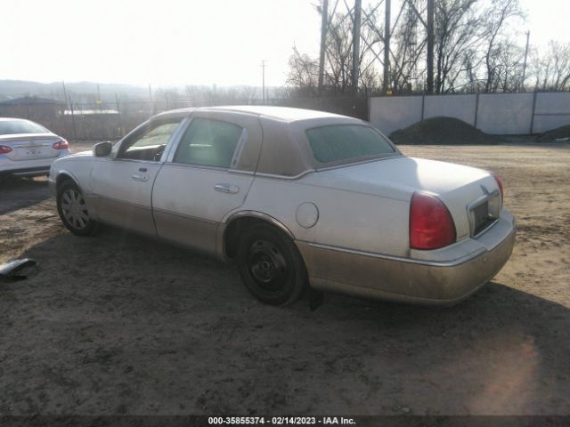 1LNHM82W45Y656665 Lincoln Town Car Signature Limited