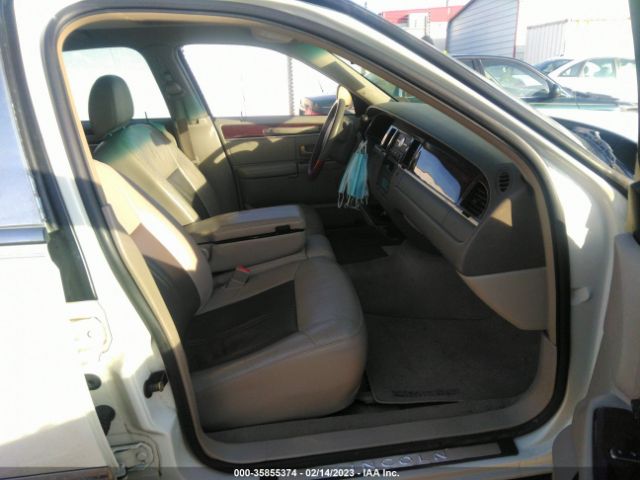 1LNHM82W45Y656665 Lincoln Town Car Signature Limited