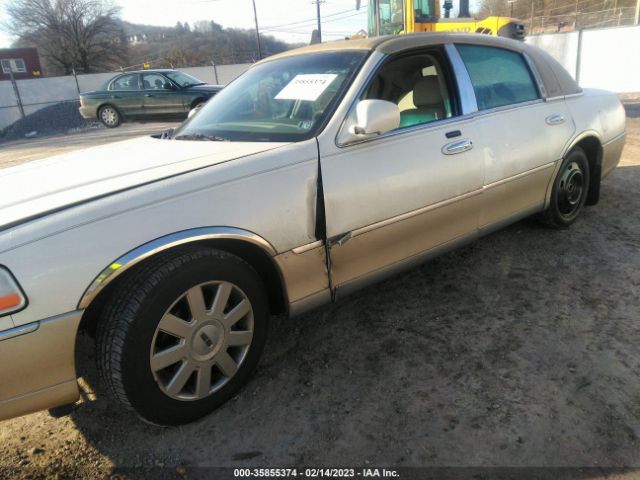1LNHM82W45Y656665 Lincoln Town Car Signature Limited