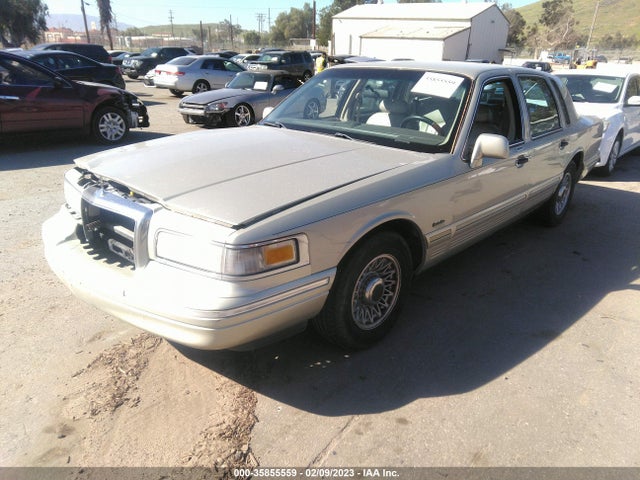 Lincoln Town Car Executive 1997 1LNLM81W7VY749093 Image 2