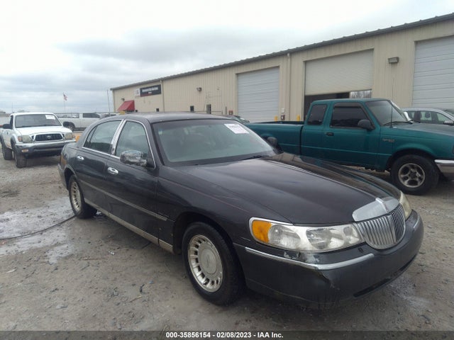 Lincoln Town Car Executive 2001 1LNHM81W51Y651390 main image