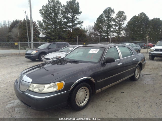 Lincoln Town Car Executive 2001 1LNHM81W51Y651390 Image 2