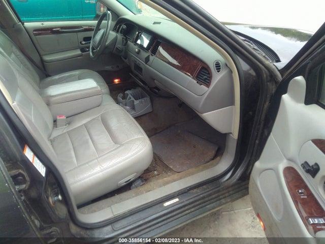 Lincoln Town Car Executive 2001 1LNHM81W51Y651390 Image 6