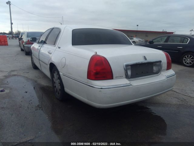 1LNHM82V17Y619633 Lincoln Town Car Signature Limited