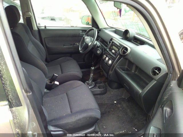 2005 SCION XB VIN: JTLKT334450205557