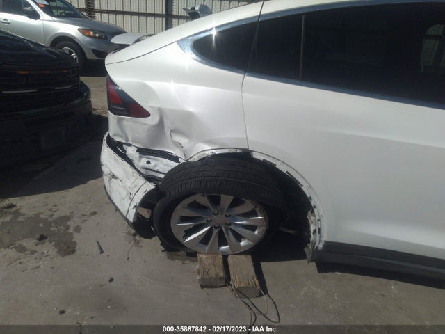 2018 Tesla Model X, VIN: 5YJXCAE23JF092200