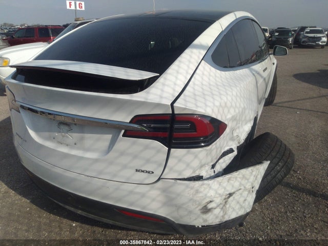 2018 Tesla Model X, VIN: 5YJXCAE23JF092200