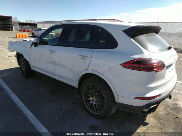 2017 PORSCHE CAYENNE WP1AA2A29HKA86131 Photo 2