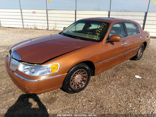 Lincoln Town Car Sig. 2002 1LNHM82W82Y649097 Image 2