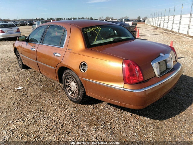 Lincoln Town Car Sig. 2002 1LNHM82W82Y649097 Image 4