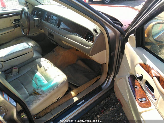 Lincoln Town Car Sig. 2002 1LNHM82W82Y649097 Image 6