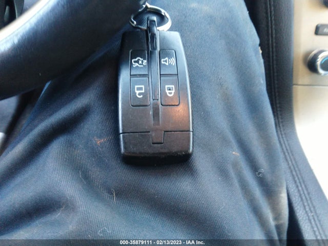 Lincoln MKT 2010 2LMHJ5AR3ABJ20708 Image 3