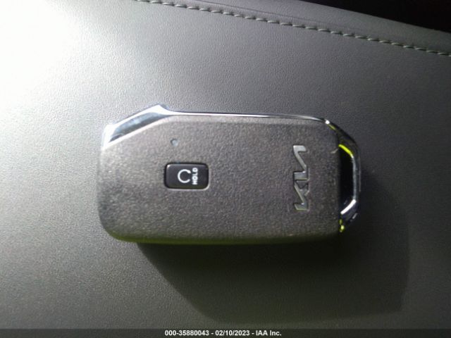 KNDCT3LE8P5061218 KIA NIRO SX
