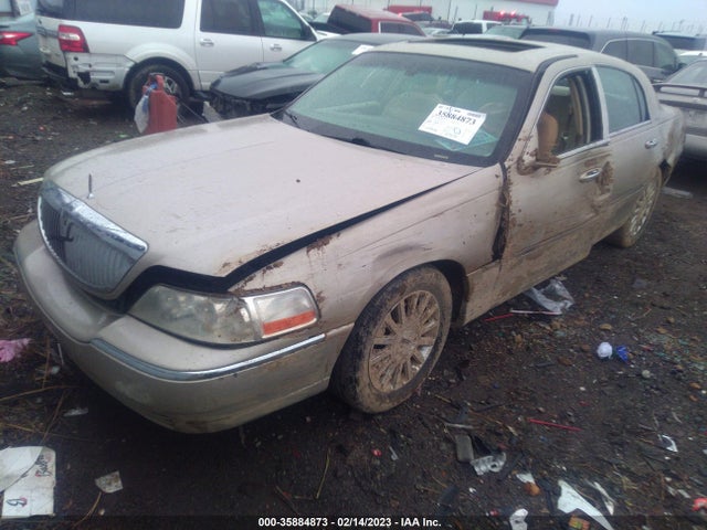 Lincoln Town Car Ultimate 2004 1LNHM83WX4Y658949 Image 2