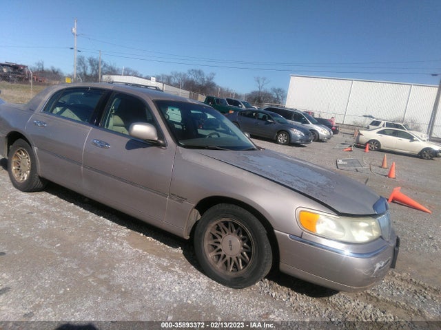 Lincoln Town Car Signature 1999 1LNHM82W4XY690866 main image