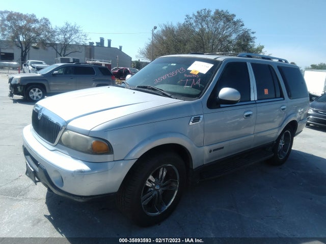 Lincoln Navigator 2000 5LMPU28A3YLJ07218 Image 2