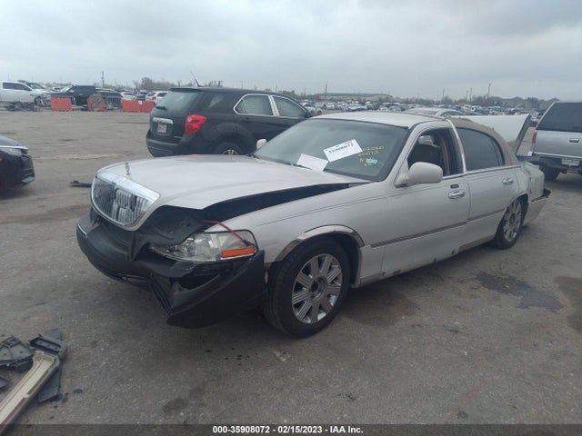 Lincoln Town Car Ultimate 2004 1LNHM83W24Y602116 Image 2