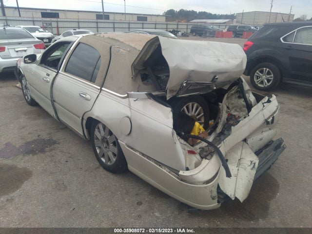 Lincoln Town Car Ultimate 2004 1LNHM83W24Y602116 Image 3