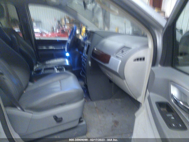 2A4RR5D10AR172480 Chrysler Town & Country