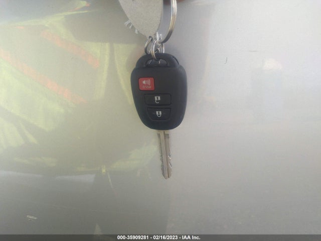 Toyota RAV4 LE 2018 JTMZFREV3JJ159671 Image 3