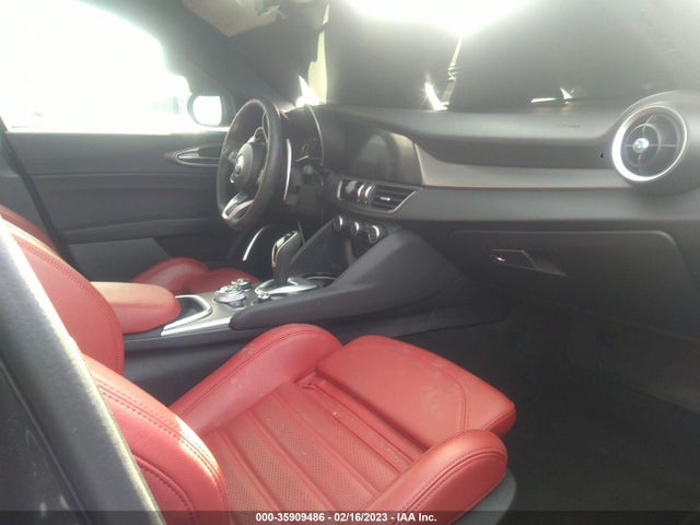 2022 Alfa Romeo Giulia, VIN: ZARFAMBN6N7664833