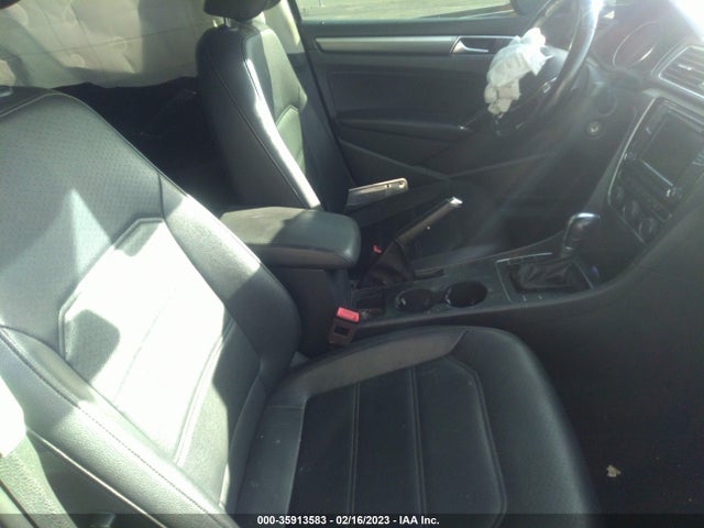 1VWAA7A37JC033643 Volkswagen Passat 2.0t S/r-line