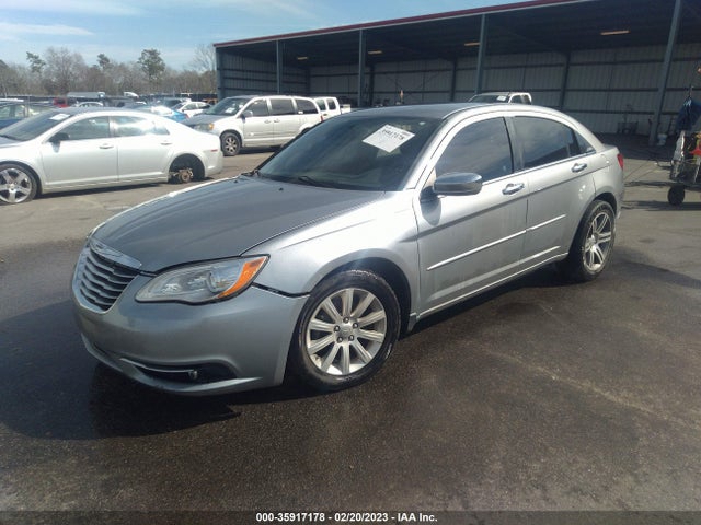 Chrysler 200 Limited 2013 1C3CCBCG2DN607748 Image 2