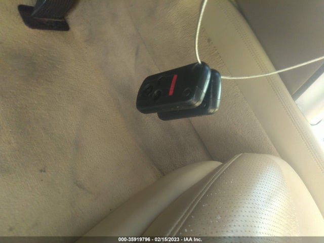Acura RL 2005 JH4KB16585C010047 Image 3