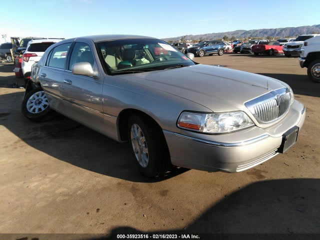 Lincoln Town Car Signature Limited 2007 1LNHM82V67Y602178 головне зображення