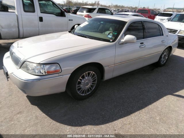 1LNHM82V76Y622437 Lincoln Town Car Signature Limited