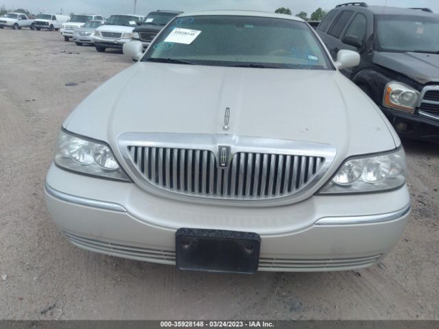 1LNHM82V76Y622437 Lincoln Town Car Signature Limited