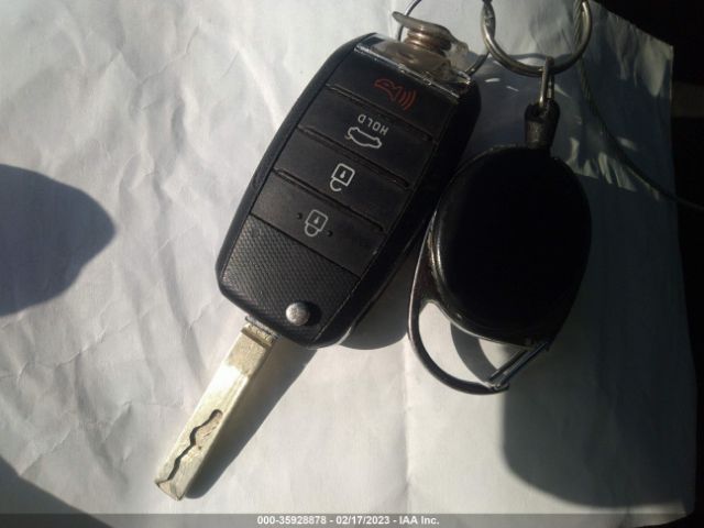 5XXGT4L38KG370875 KIA Optima Lx