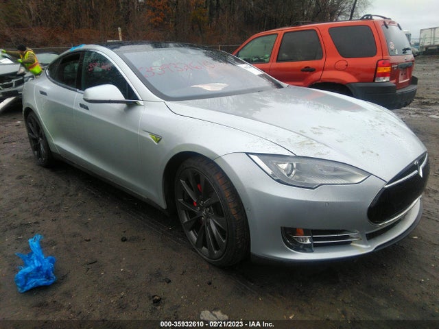 2015 Tesla Model S, VIN: 5YJSA1E40FF116879