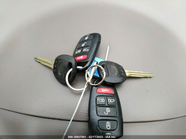 KNDMG4C77B6393816 KIA SEDONA LX