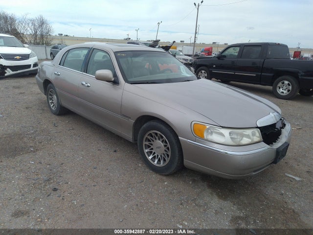 Lincoln Town Car Signature 2000 1LNHM82W1YY805196 головне зображення