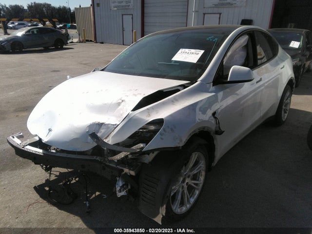 Tesla Model Y Long Range 2022 7SAYGDEE8NF352457 Image 2