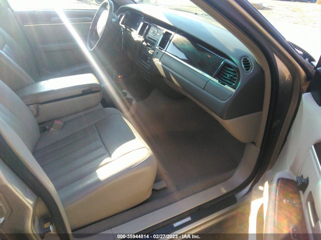 2007 LINCOLN TOWN CAR SIGNATURE VIN: 1LNHM81V07Y606938