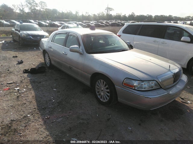 Lincoln Town Car Signature 2003 1LNHM82W93Y619463 main image