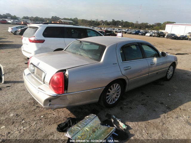 2003 LINCOLN TOWN CAR SIGNATURE VIN: 1LNHM82W93Y619463