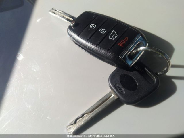 KNDPMCAC2J7329000 KIA Sportage Lx